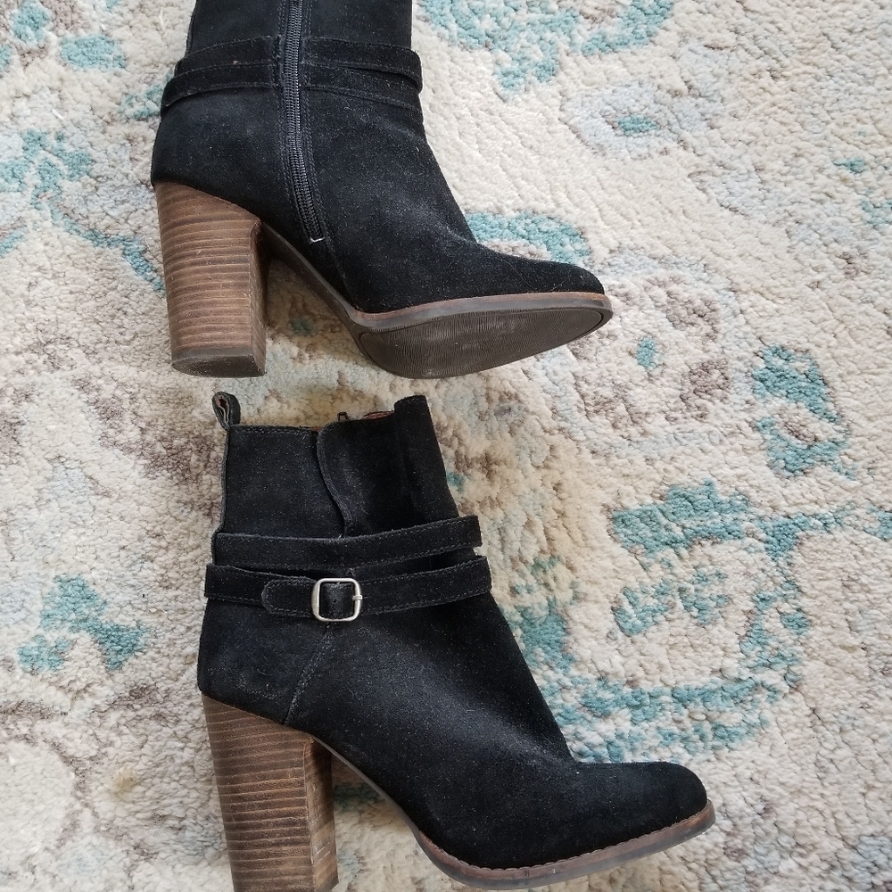 Black ankle heeled boots